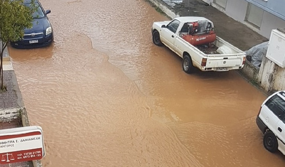 Χαλκιδική: Ποτάμια οι δρόμοι από την κακοκαιρία – Απεγκλωβισμοί ατόμων