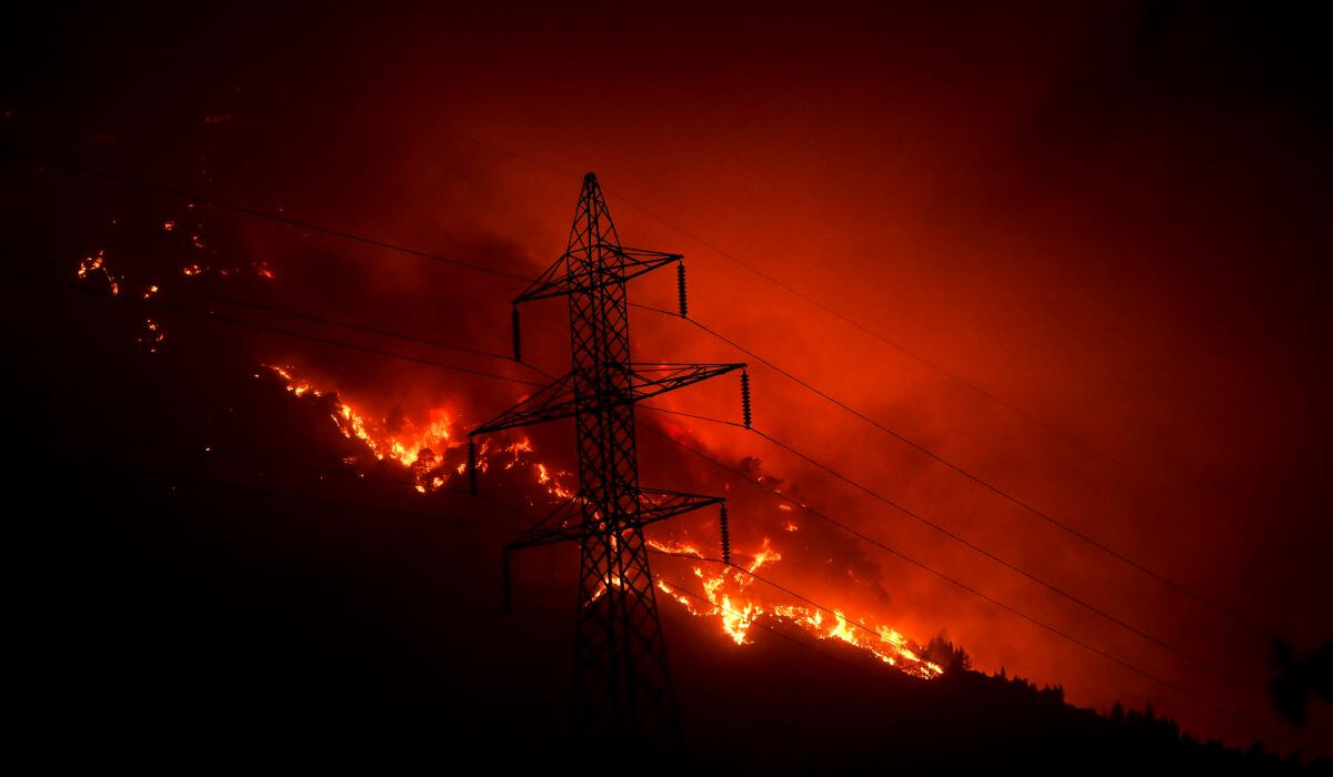 Φωτιά τώρα: Μάχη με τις αναζωπυρώσεις – Δραματικές ώρες σε Ρόδο, Κέρκυρα και Κάρυστο