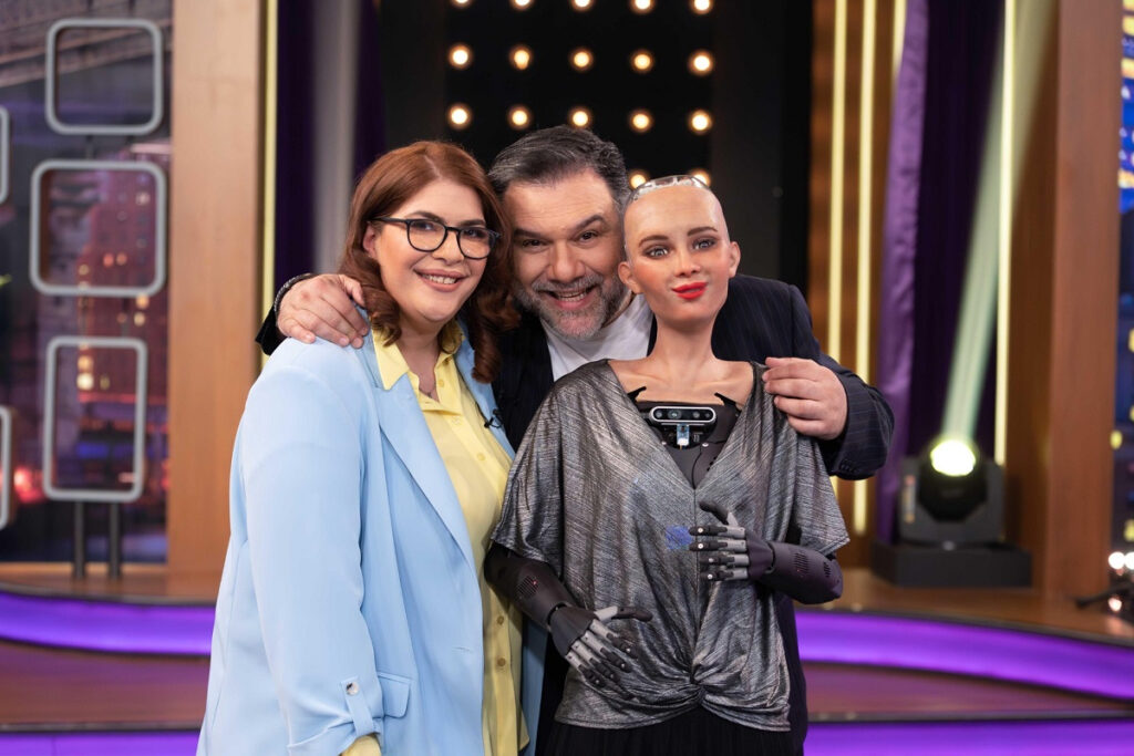 Ανδριάνα Μανέττα και Sophia the Robot στο The 2Night Show: «Το μοναδικό ρομπότ με εκφράσεις ανθρώπου»