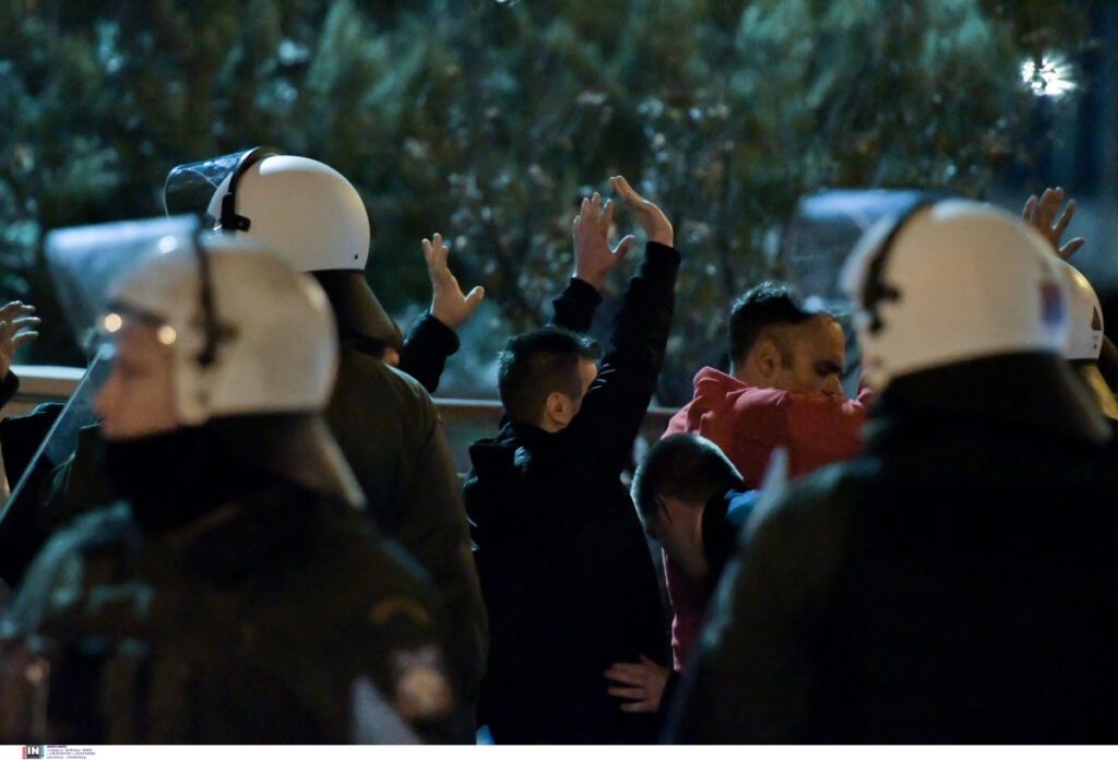 ΕΣΗΕΑ: Τραυματίστηκε από τα ΜΑΤ δημοσιογράφος που κάλυπτε τον αγώνα βόλει Ολυμπιακός – ΠΑΟ