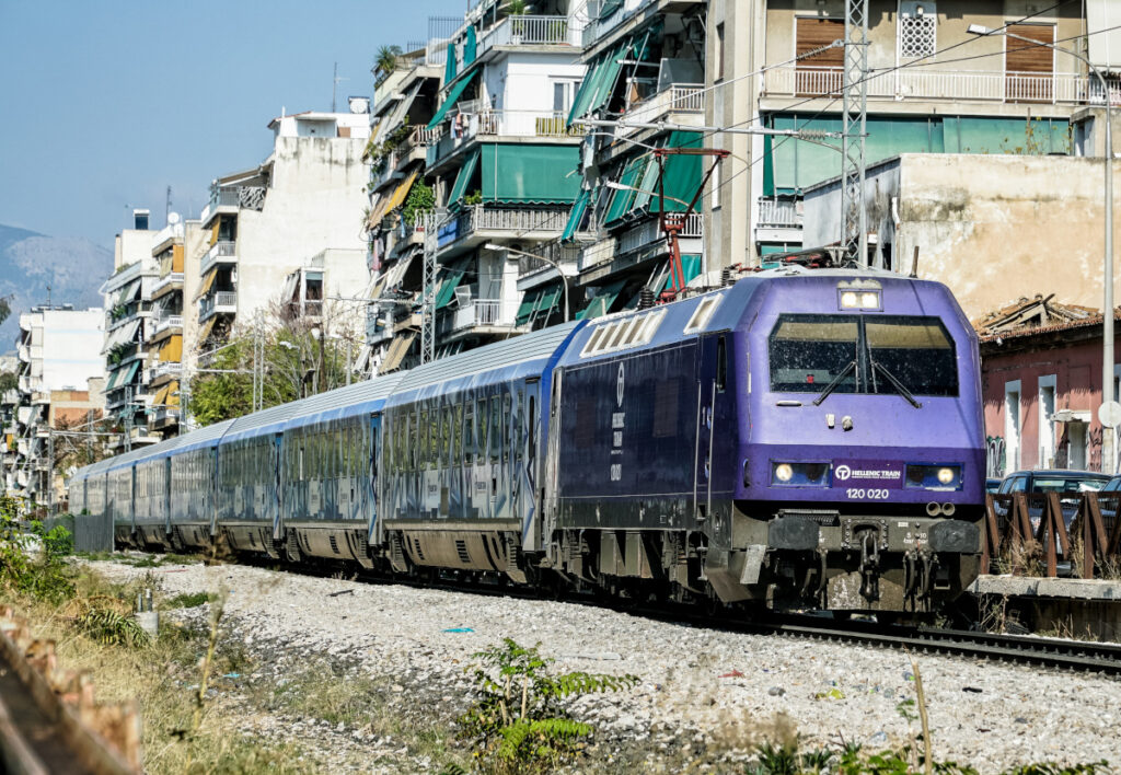 Τρένο ακινητοποιήθηκε στην Οινόη λόγω φωτιάς – Kαθυστερήσεις στα δρομολόγια