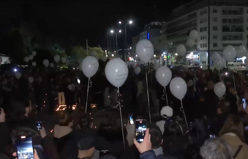 Συγκίνηση στο Σύνταγμα για τα θύματα των Τεμπών: Όλοι φώναξαν «αθάνατοι» με το ρολόι στις 23:18