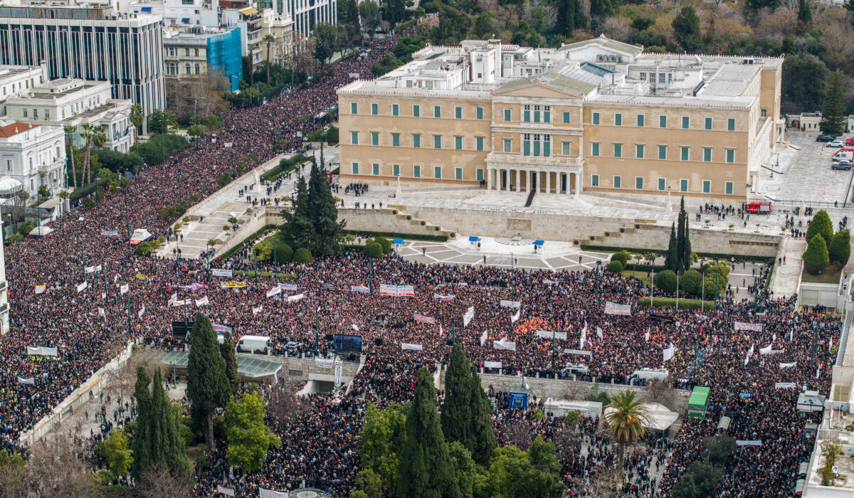 Πανοραμική φωτογραφία με τη συμμετοχή του κόσμου στο συλλαλητήριο για τα Τέμπη στο Σύνταγμα