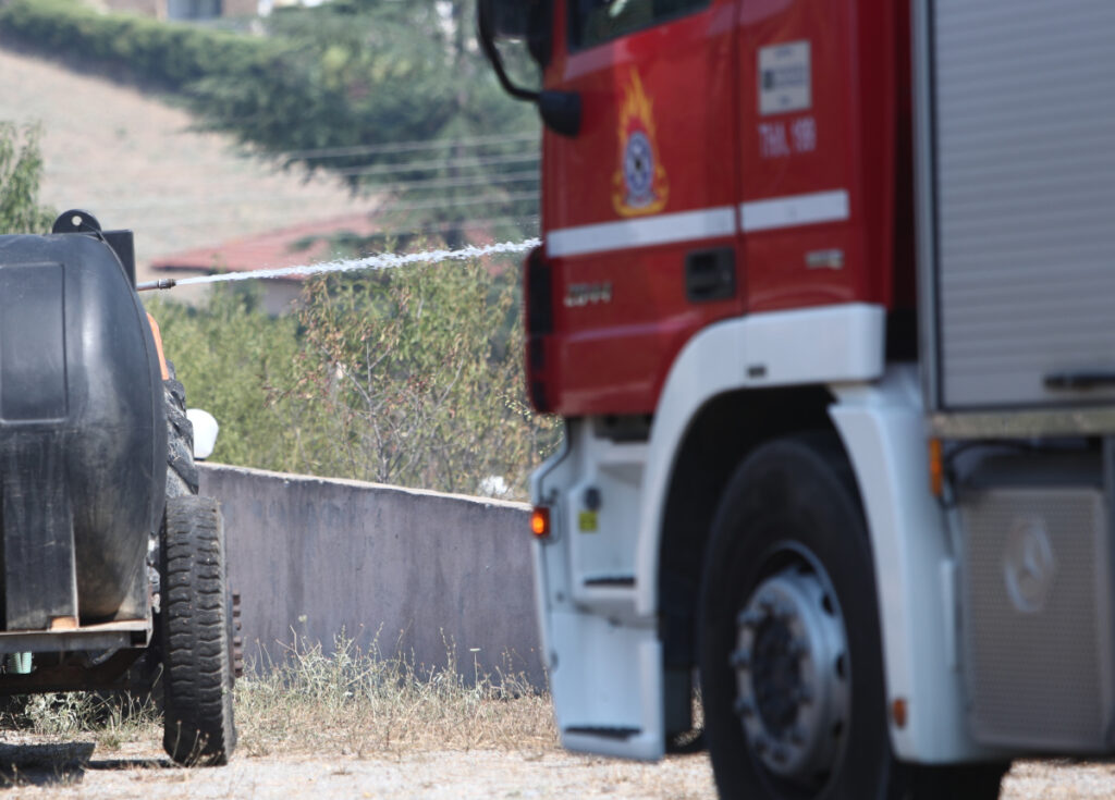 Φωτιά στο Λεοντάρι Βοιωτίας: Επιχειρούν επίγειες και εναέριες δυνάμεις