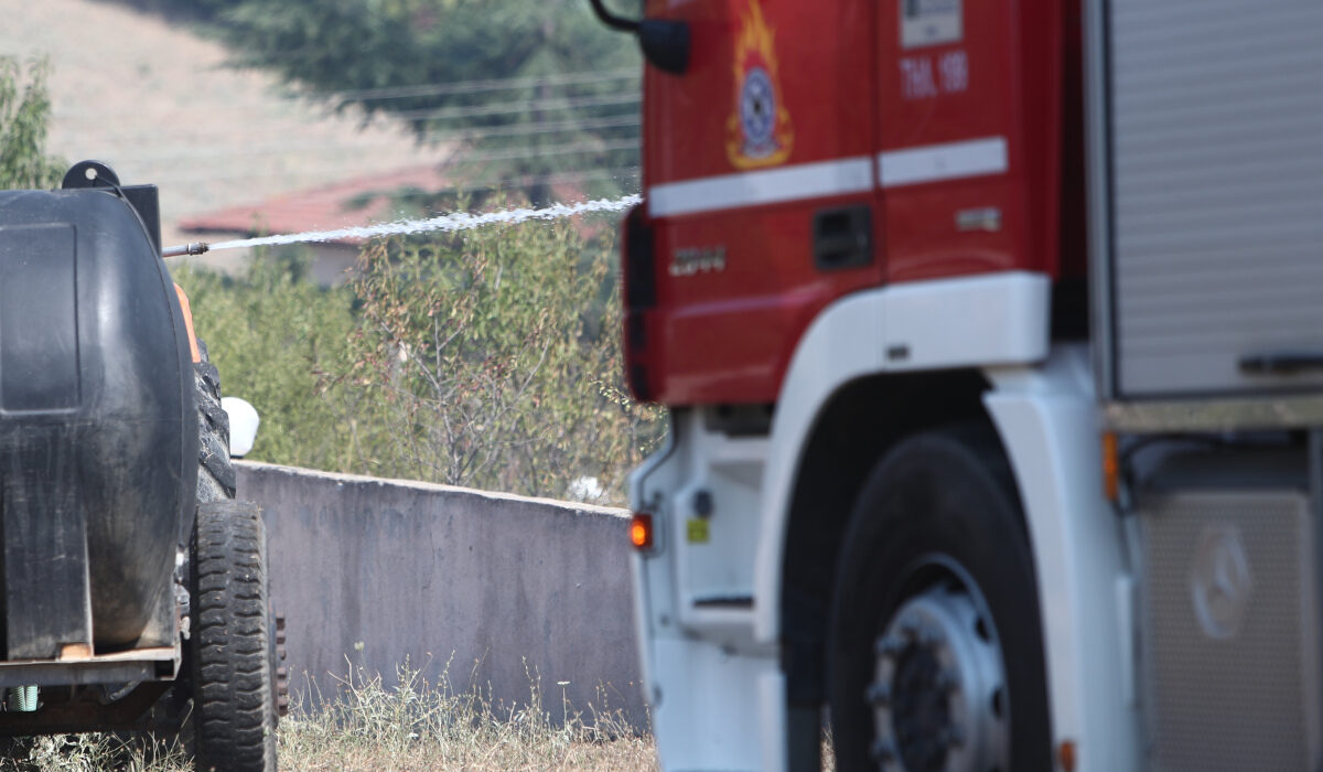 Φωτιά στο Λεοντάρι Βοιωτίας: Επιχειρούν επίγειες και εναέριες δυνάμεις