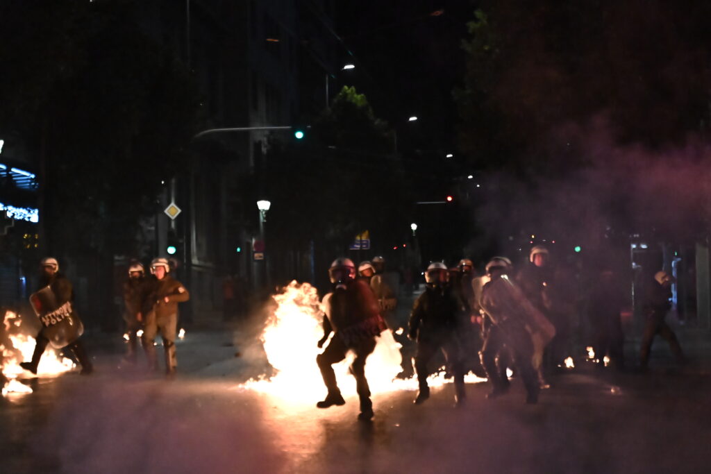 Επεισόδια στο Σύνταγμα - Κρότου λάμψης, μολότοφ και φωτιές 4 6487001