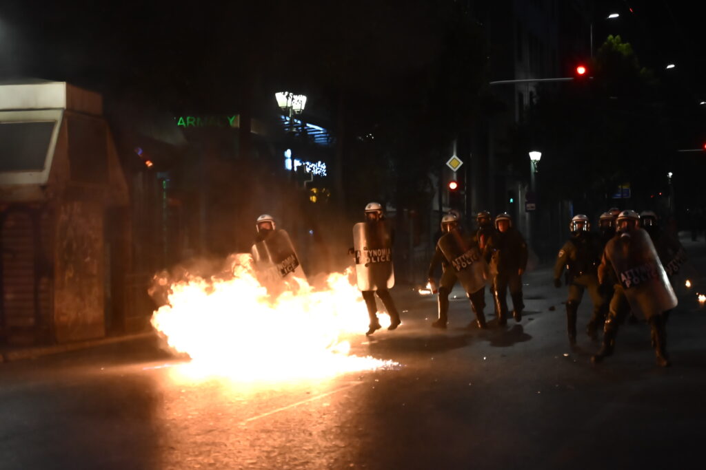 Επεισόδια στο Σύνταγμα - Κρότου λάμψης, μολότοφ και φωτιές 3 6487006