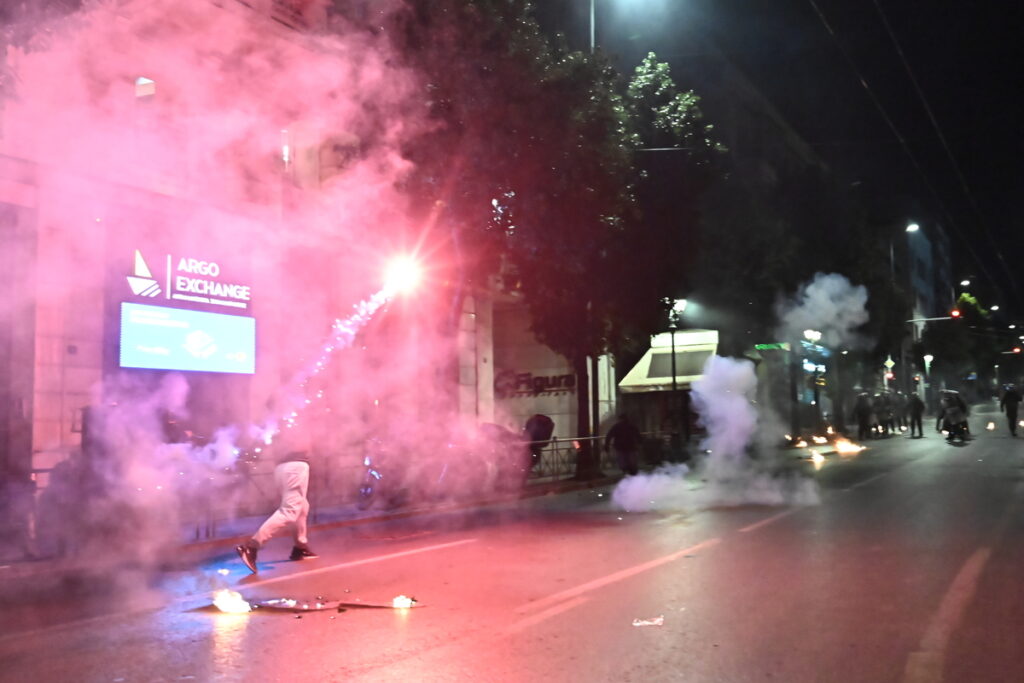 Επεισόδια στο Σύνταγμα - Κρότου λάμψης, μολότοφ και φωτιές 6 Συλλαλητήριο