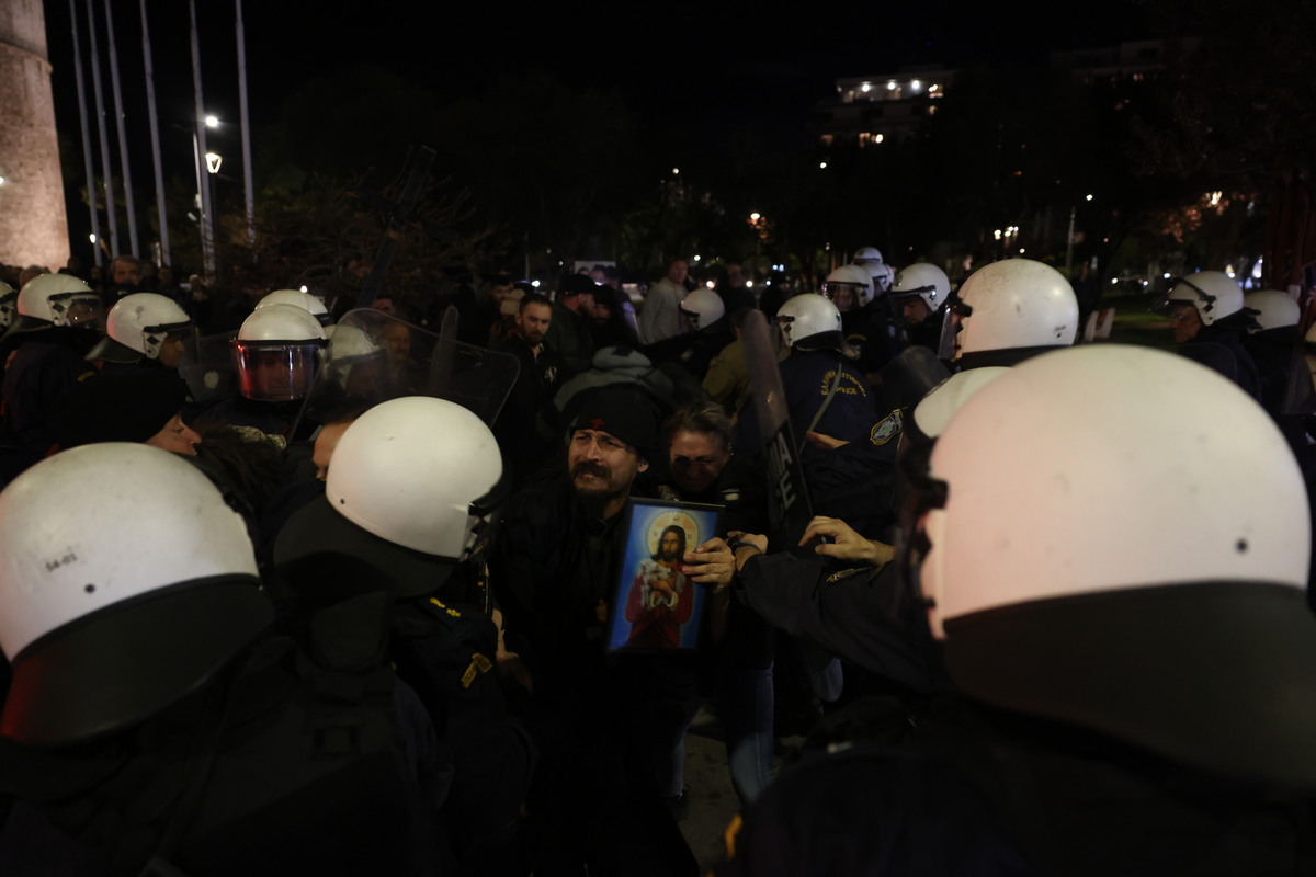 Ένταση και προσαγωγές έξω από το θέατρο στο οποίο έδινε παράσταση ο Χριστόφορος Ζαραλίκος