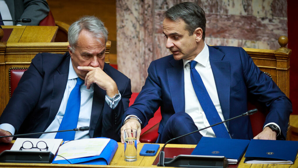 Ο Βορίδης στο «αυτί» του Πρωθυπουργού