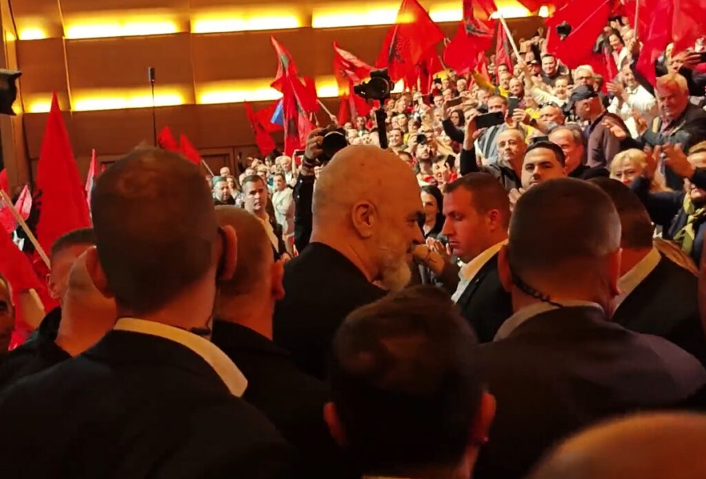 Θερμή υποδοχή του Έντι Ράμα στην Αθήνα με τραγούδια και χορούς (βίντεο)