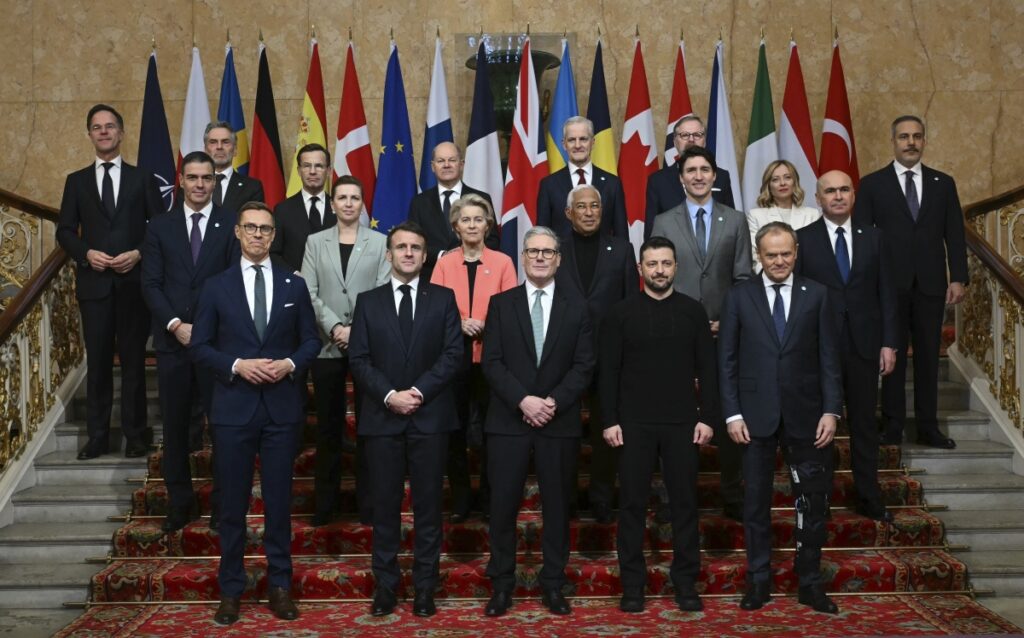 Οικογενειακή φωτογραφία από τη Σύνοδο του Λονδίνου για την άμυνα της ΕΕ και την ασφάλεια της Ουκρανίας.