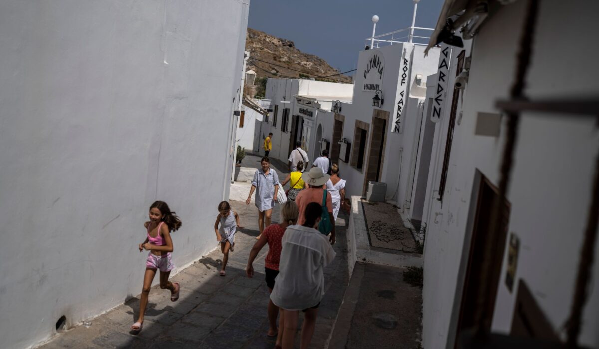 Στην πρώτη γραμμή κινδύνου από τον υπερτουρισμό τρία «παρθένα» ελληνικά νησιά: Σίφνος, Σέριφος και Φολέγανδρος