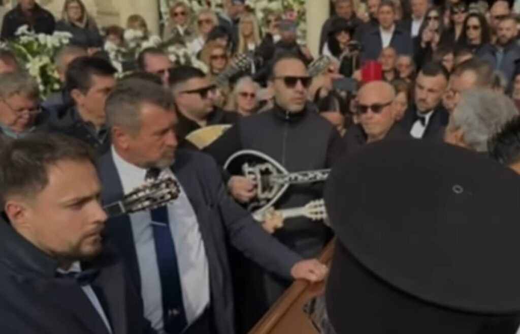 Το «Άστρα μη με μαλώνετε» στην κηδεία του Μανώλη Λιδάκη