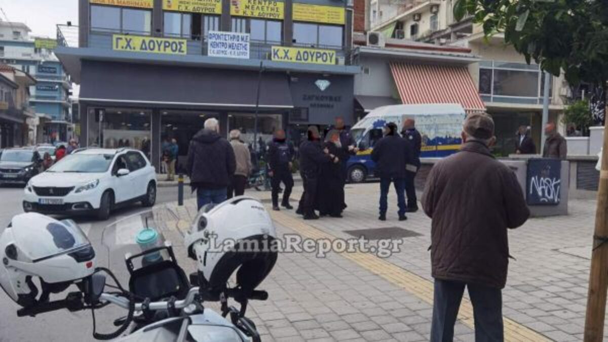 «Πάσχα να μη σε βρει» – Αρχιμανδρίτης σε κατάσταση αμόκ επιτέθηκε σε αστυνομικούς στη Λαμία