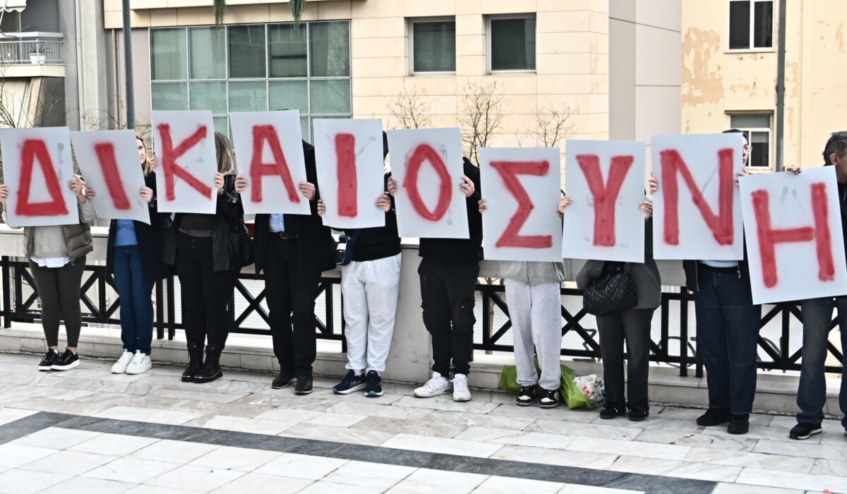 Δίκη για Μάτι: Συγκέντρωση συγγενών θυμάτων στο Εφετείο με πλακάτ «Δικαιοσύνη» και «Κακούργημα»