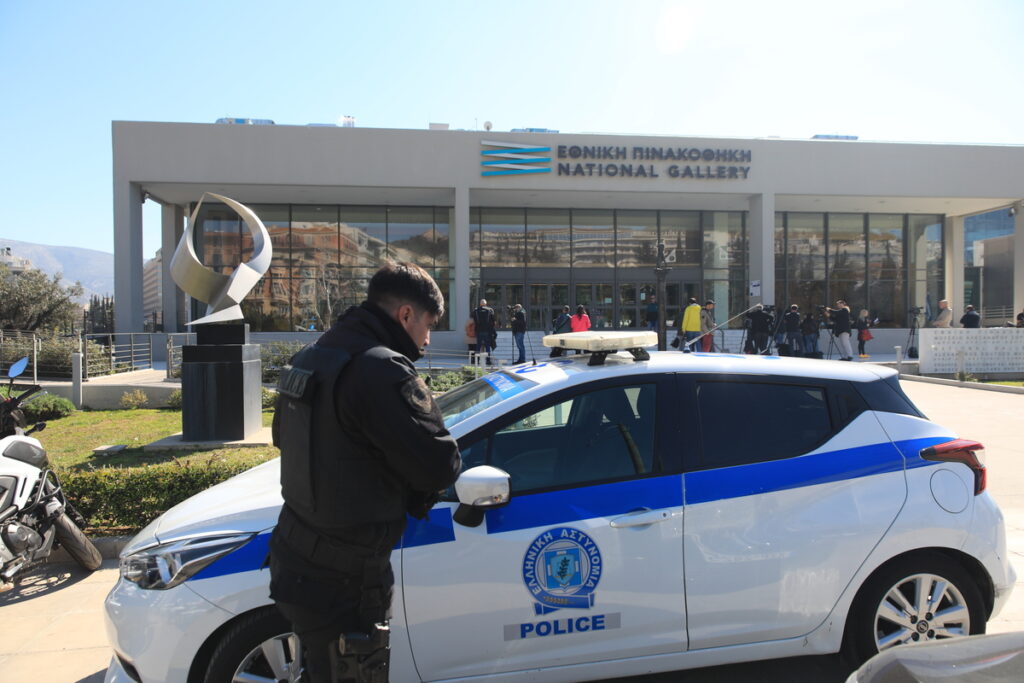 «Παράνομη η κράτηση» – Ζητάει και τα ρέστα ο βουλευτής της Νίκης που βανδάλισε έργα τέχνης στην Εθνική Πινακοθήκη