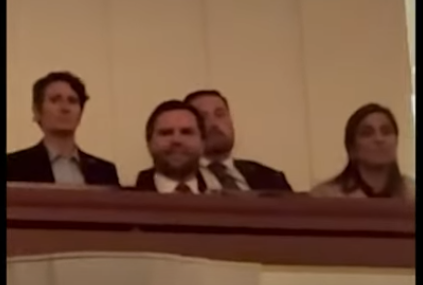 Γιούχαραν τον Τζ. Ντ. Βανς σε συναυλία κλασικής μουσικής του Λεωνίδα Καβάκου