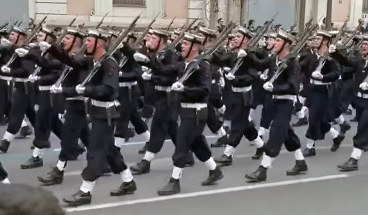 ΕΔΕ από το υπ. Άμυνας για τις βωμολοχίες των υπαξιωματικών του Ναυτικού στην παρέλαση