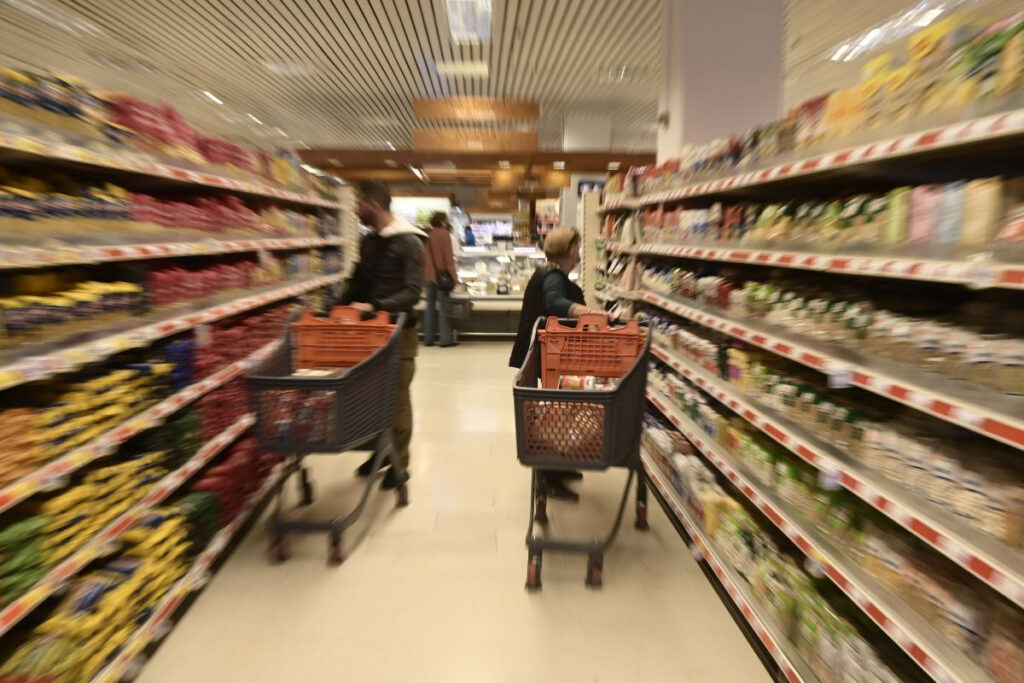 Πρεμιέρα για το καλάθι του νοικοκυριού με επικοινωνιακό σόου και προβλήματα
