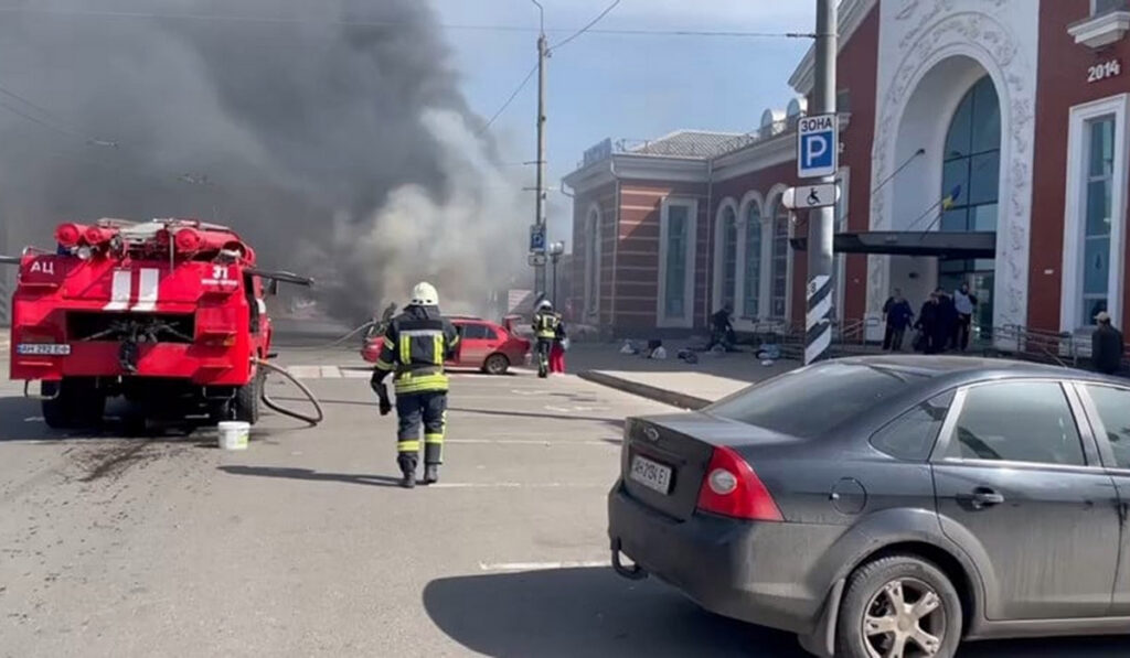 Σιδηροδρομικός σταθμός στην Ουκρανία: Τουλάχιστον 50 νεκροί, εκ των οποίων 5 παιδιά, λένε οι Αρχές