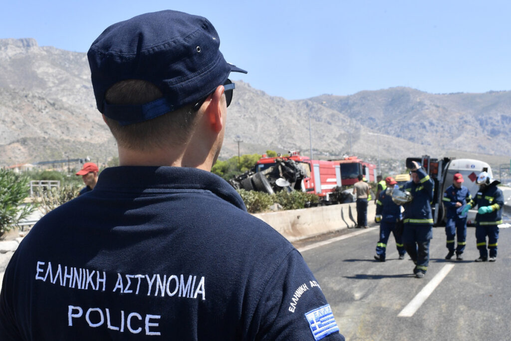 Διακοπή της κυκλοφορίας στην εθνική οδό Αθηνών - Κορίνθου στο ύψος των Αγίων Θεοδώρων, λόγω ανατροπής φορτηγού