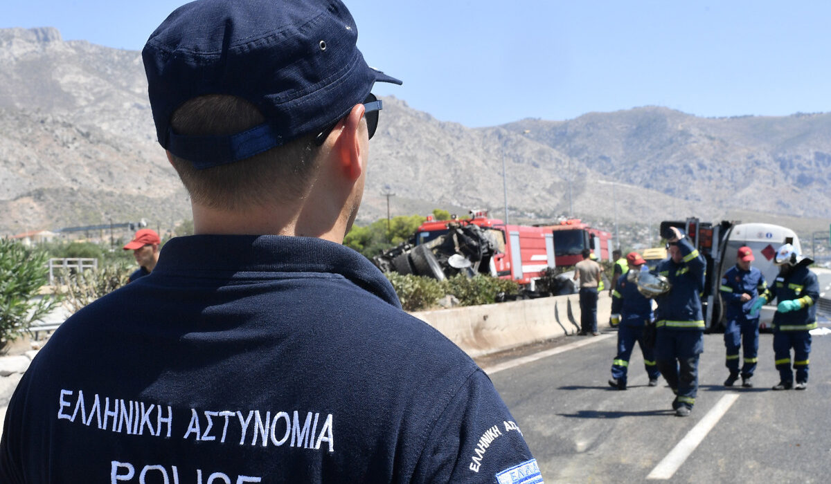 Διακοπή της κυκλοφορίας στην εθνική οδό Αθηνών - Κορίνθου στο ύψος των Αγίων Θεοδώρων, λόγω ανατροπής φορτηγού
