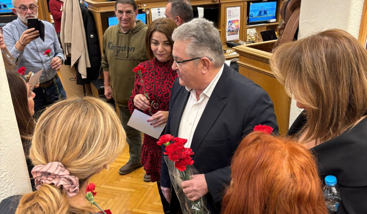 Ο Δημήτρης Κουτσούμπας μοιράζει κόκκινα γαρύφαλλα στις κοινοβουλευτικές συντάκτριες ενόψει της Παγκόσμιας Ημέρας της Γυναίκας