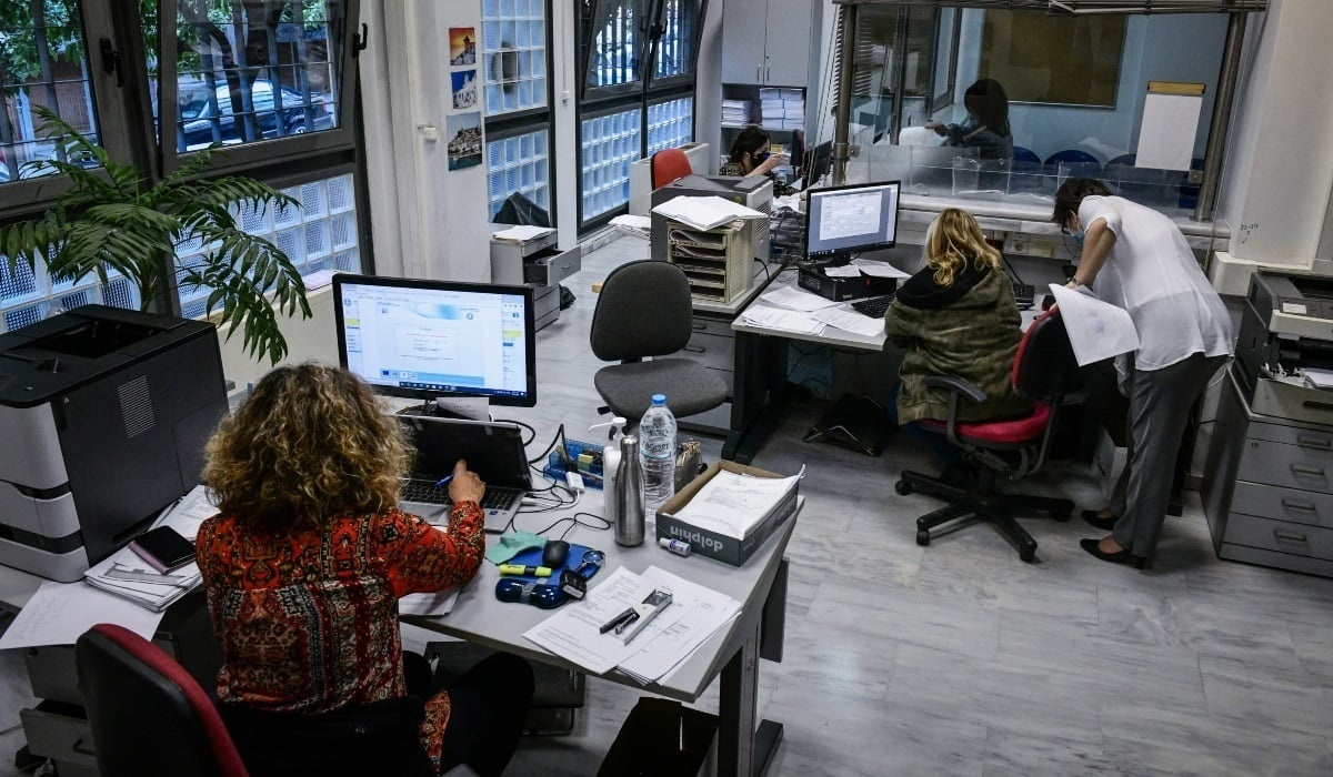 Κατώτατος μισθός: Πόσο αυξάνονται δώρο Χριστουγέννων και Πάσχα, επιδόματα – Τι ισχύει για τις τριετίες