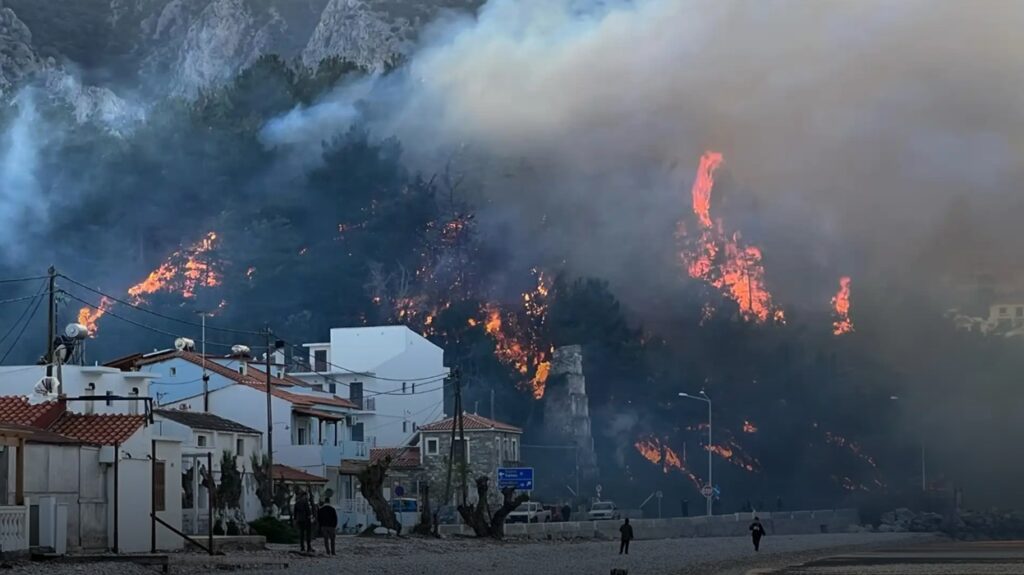 Φωτιά στη Σάμο: 30 πυροσβέστες στη «μάχη» με τις φλόγες