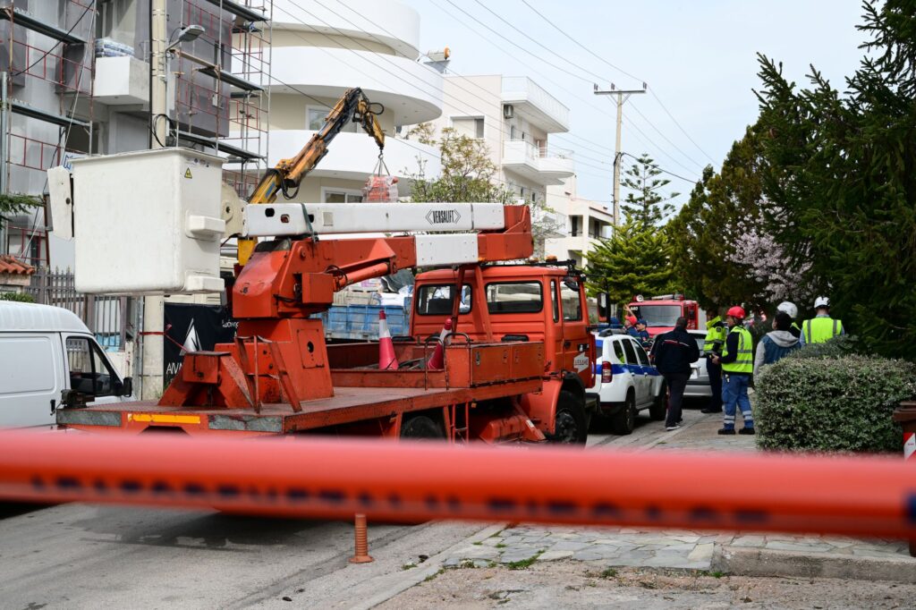 Εργατικό ατύχημα στη Βούλα: Σοβαρά ο χειριστής του γερανοφόρου που ακούμπησε σε καλώδια