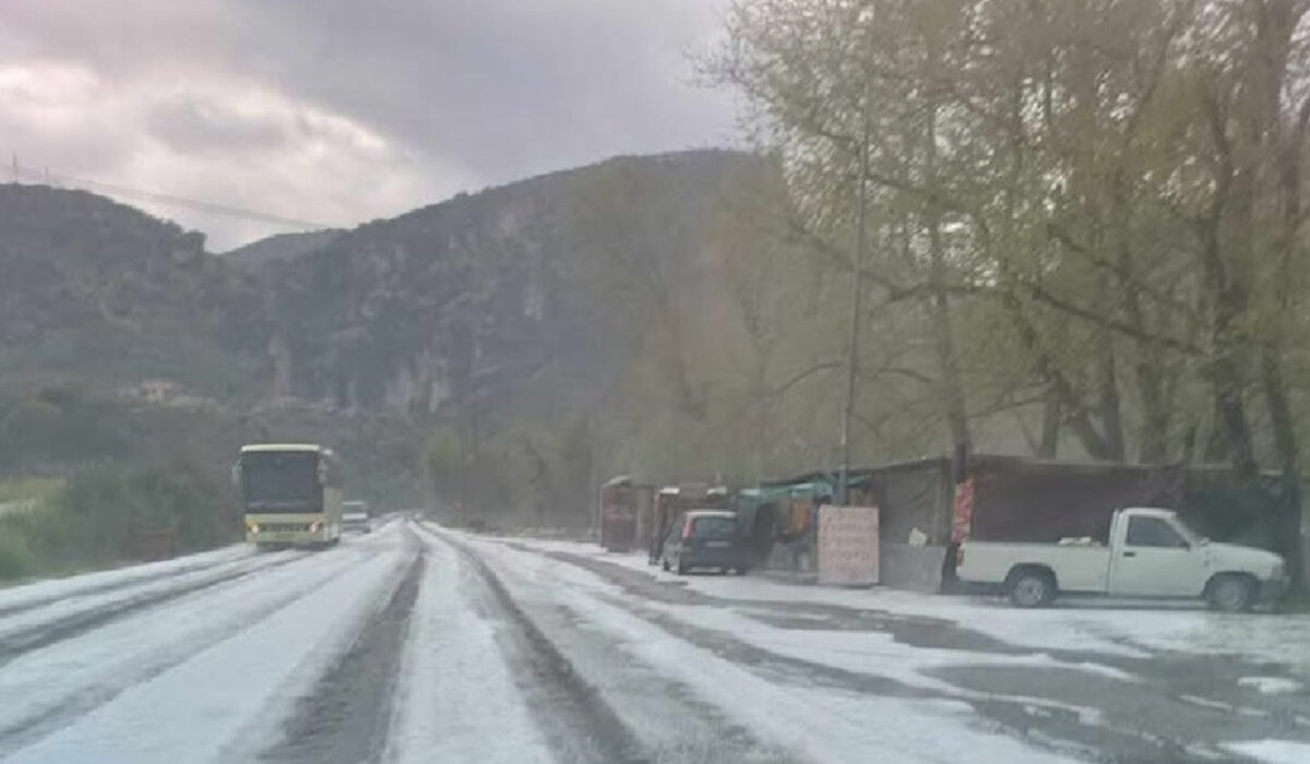 Άσπρισε τους δρόμους το χαλάζι σε Αιτωλοακαρνανία, Εύβοια και Κορινθία – Δείτε βίντεο