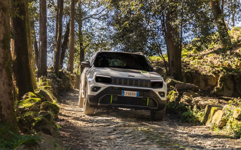 Δοκιμάζουμε στην Ιταλία το τετρακίνητο Jeep Avenger 4xe – Η τιμή του