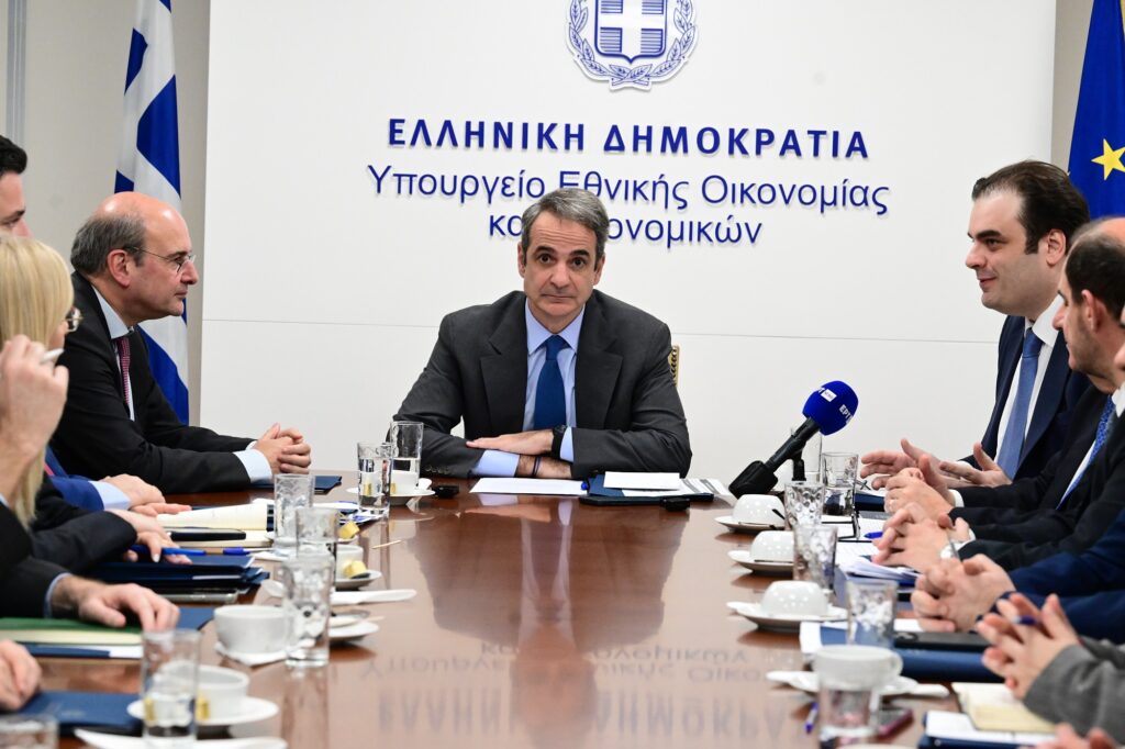 Υπερπλεονάσματα, λιτότητα, ανάπτυξη που δεν φτάνει στους πολίτες – Γιατί πρέπει να αλλάξει το «μίγμα» της οικονομικής πολιτικής