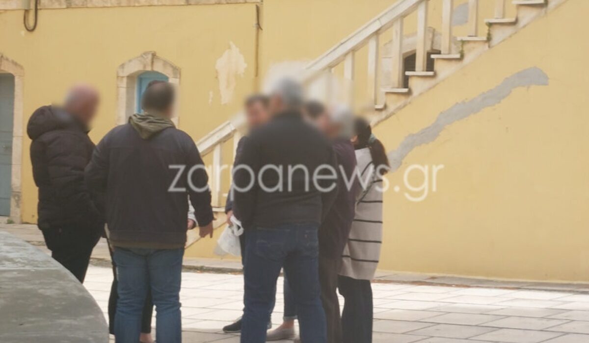 Κρήτη: «Καν’ το πεντακόσια να είμαστε μέσα» – Οι διάλογοι υπαλλήλων που ζητούσαν «δώρα» για να μην γράψουν πρόστιμα