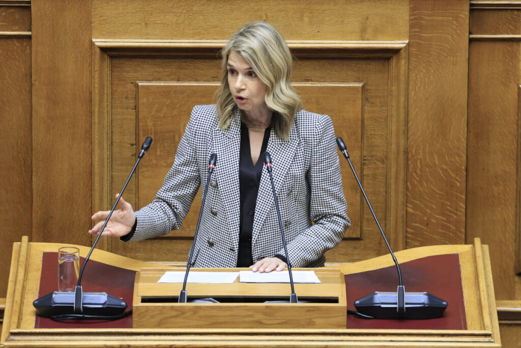 Η Μιλένα Αποστολάκη κατά τη συζήτηση της πρότασης δυσπιστίας εναντίον της κυβέρνησης