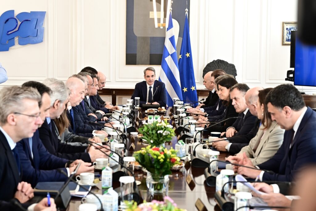 Ο Κυριάκος Μητσοτάκης σε συνεδρίαση του υπουργικού συμβουλίου.