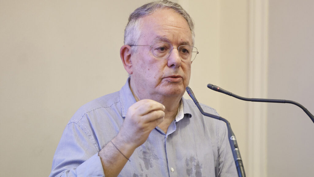 O Νίκος Αλιβιζάτος αντικρούει τις ενστάσεις της αντιπολίτευσης για τον Τριαντόπουλο