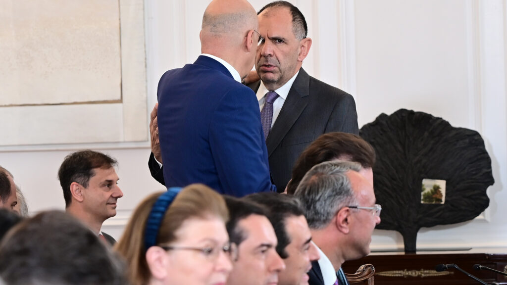 Σε άλλο μήκος κύματος Δένδιας και Γεραπετρίτης