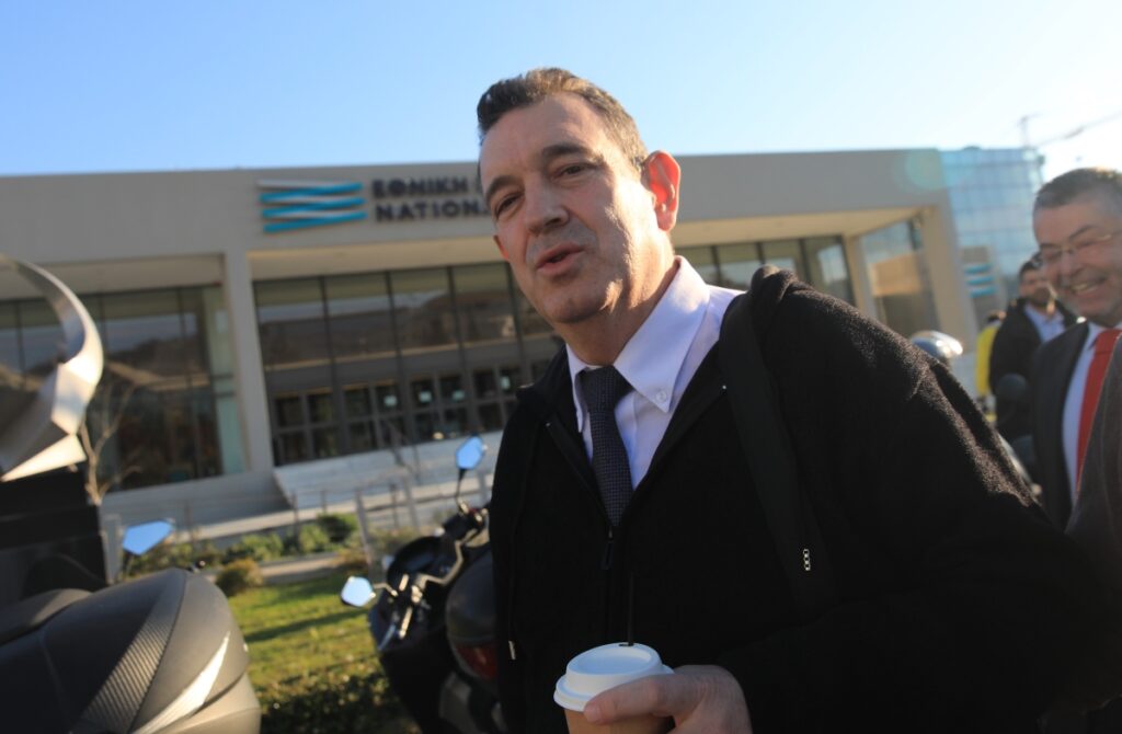 Ιερά Σύνοδος: Το μόνο που δεν έκανε ήταν να…χειροκροτήσει τον βουλευτή για την Πινακοθήκη