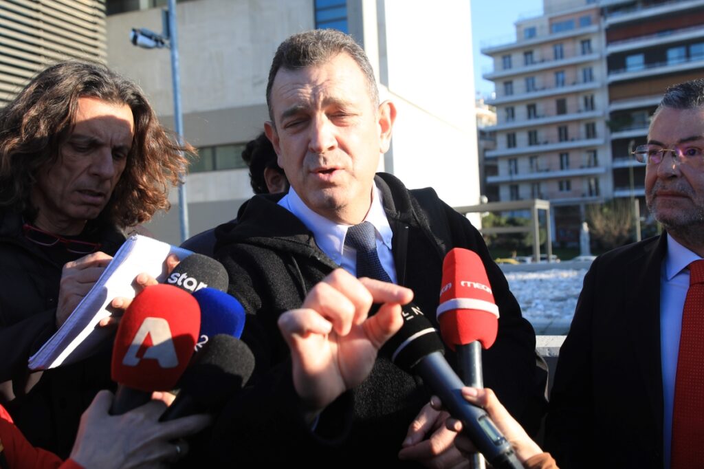 Ο βουλευτής της Νίκης Νίκος Παπαδόπουλος έξω από την Εθνική Πινακοθήκη μετά τους βανδαλισμούς