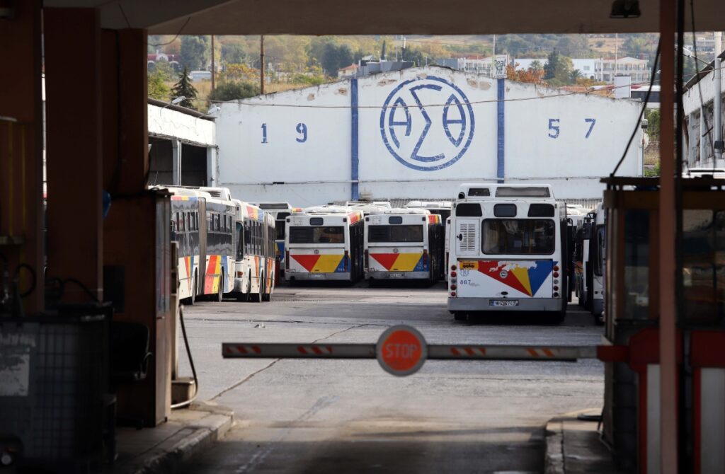 Θεσσαλονίκη: Φωτιά σε εν κινήσει λεωφορείο του ΟΑΣΘ με επιβάτες