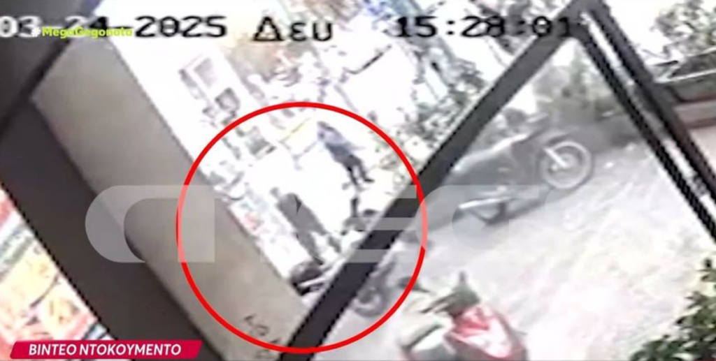 Ομόνοια: Η στιγμή που υπάλληλοι εστιατορίου μεταφέρουν νεκρό άστεγο