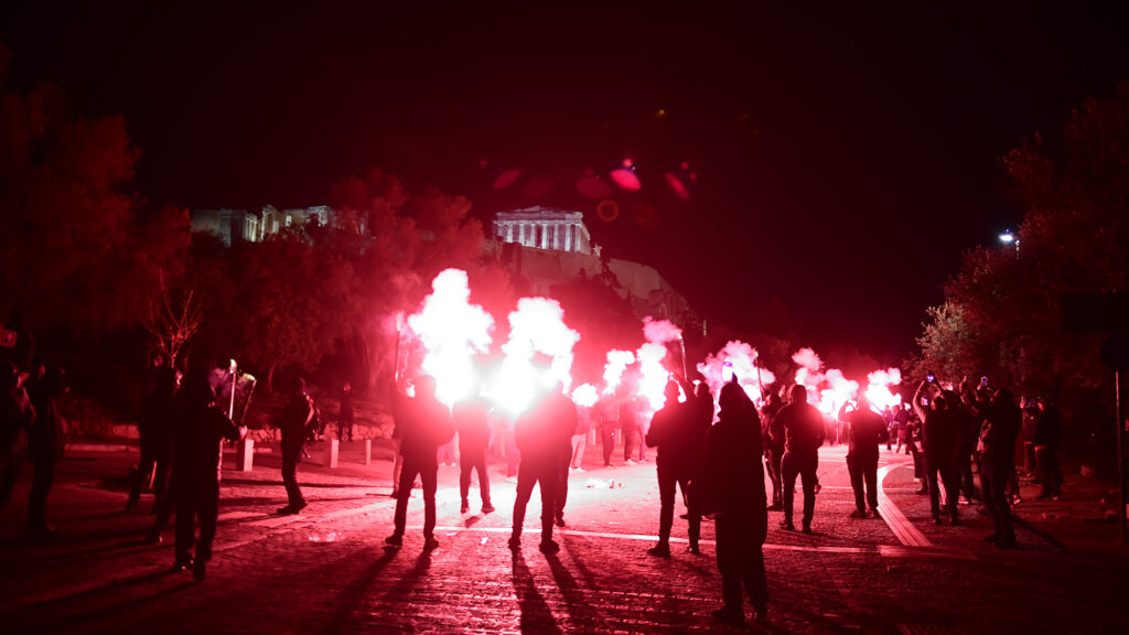 Οπαδοί του Ολυμπιακού γιορτάζουν τα 100 χρόνια