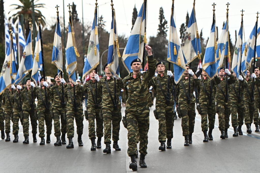 25η Μαρτίου: Με κάθε λαμπρότητα η στρατιωτική παρέλαση – Εντυπωσιακές εικόνες