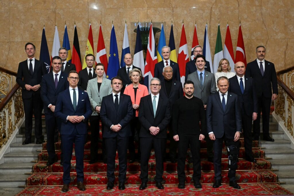 Οικογενειακή φωτογραφία των ηγετών της Συνόδου στο Λονδίνο για την Ουκρανία