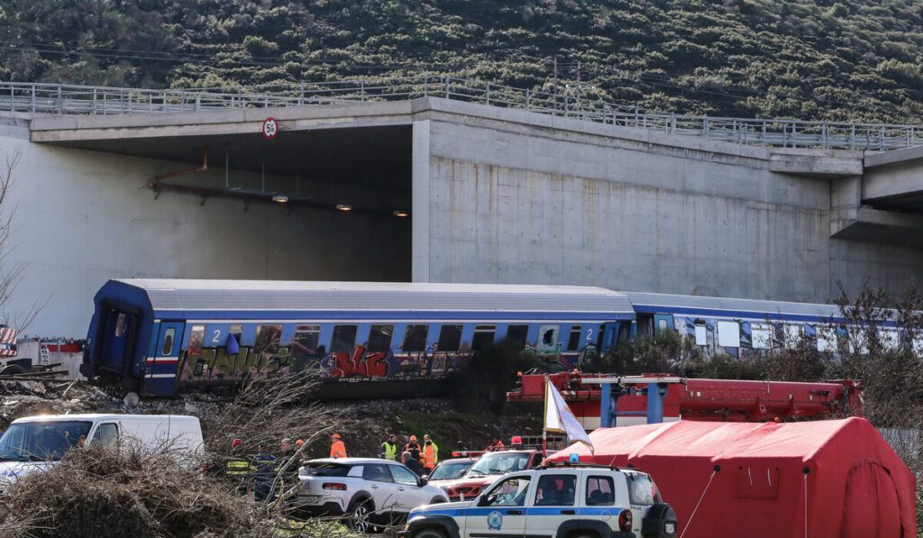 Εργασίες στο σημείο της πολύνεκρης σύγκρουσης αμαξοστοιχιών στα Τέμπη από τα σωστικά συνεργεία για να ολοκληρωθεί η μεταφορά των βαγονιών, Κυριακή 5 Μαρτίου 2023.