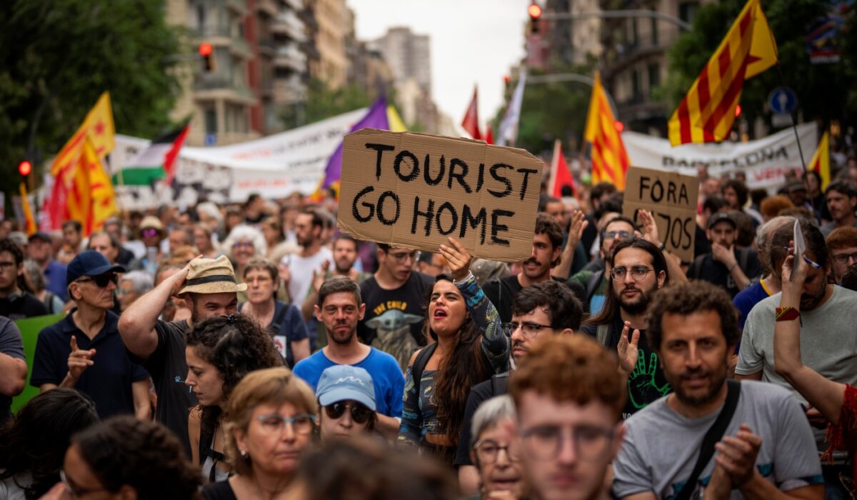 Ισπανία: Διαδηλωτές κατά του μαζικού τουρισμού υπόσχονται ένα καλοκαίρι κόλαση – Έσπασαν και έκαψαν αυτοκίνητα
