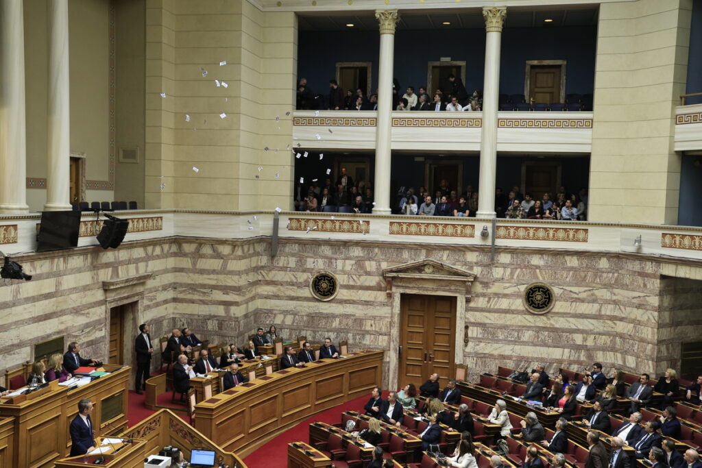 «Φύγετε τώρα» – Πέταξαν τρικάκια στο ξεκίνημα της ομιλίας Μητσοτάκη στη Βουλή (Εικόνες)