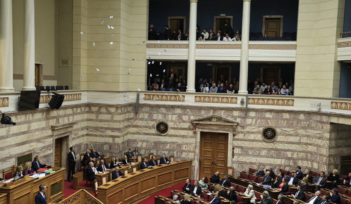 «Φύγετε τώρα» – Πέταξαν τρικάκια στο ξεκίνημα της ομιλίας Μητσοτάκη στη Βουλή (Εικόνες)